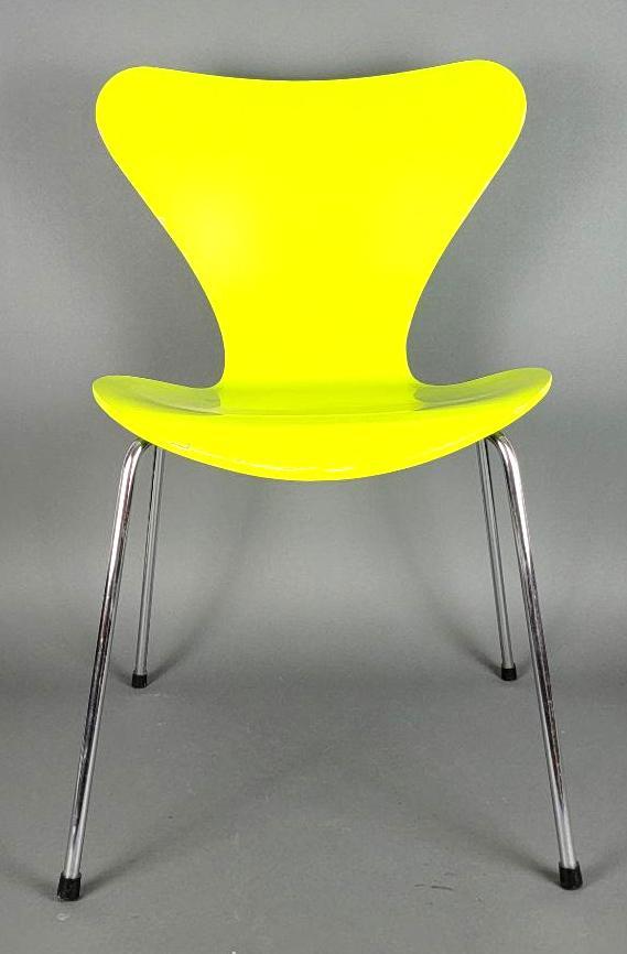Arne Jacobsen for Fritz Hansen, VTG Series 7 Chair in Green: Classic 'Series 7' chair designed by Arne Jacobsen for Fritz Hansen (Denmark), the bright green seat / backing in pressure molded sliced veneer over a base of chromed steel tubes, retains manu