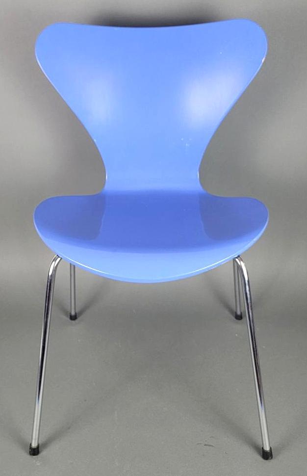 Arne Jacobsen for Fritz Hansen, VTG Series 7 Chair in Blue: Classic 'Series 7' chair designed by Arne Jacobsen for Fritz Hansen (Denmark), the bright blue seat / backing in pressure molded sliced veneer over a base of chromed steel tubes, retains manuf