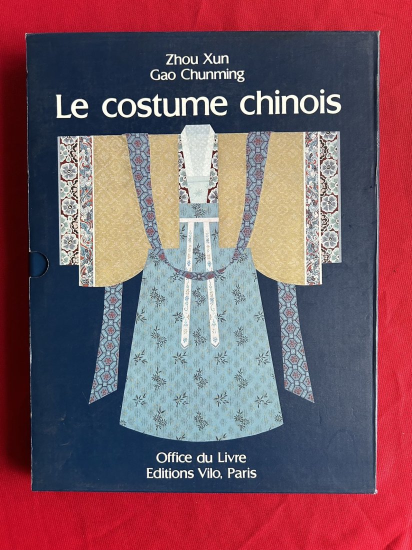 LE COSTUME CHINOIS: LE COSTUME CHINOIS ,published in 1981 Paris, hard cover and included outside box, very good condition!
