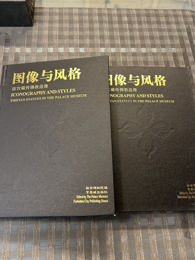 2 Volumes Iconography and Style Tibetan Statues in The Palace Museum: 2 Volumes Iconography and Style Tibetan Statues in The Palace Museum , published in 2002, hard cover and good condition!