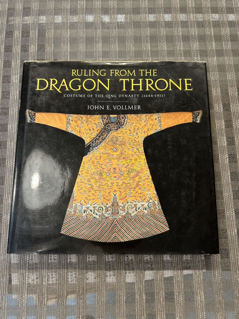 RULING From The Dragon Throne Costume of The Qing Dynasty ( 1644-1911): RULING From The Dragon Throne Costume of The Qing Dynasty ( 1644-1911) , published in 2002 by John Vollmer, hard cover and good condition!