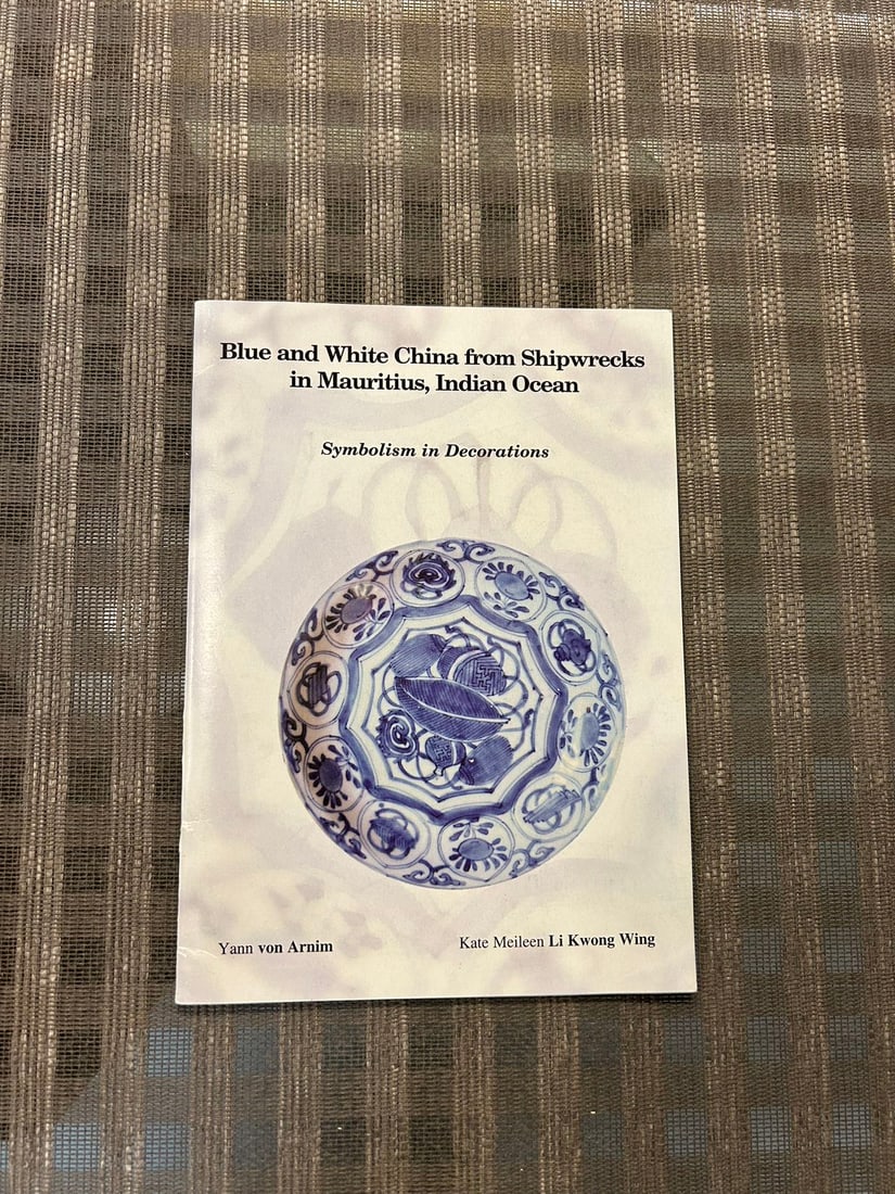 Blue and White China from Shipwrecks in Mauritius, Indian Ocean: Blue and White China from Shipwrecks in Mauritius, Indian Ocean , published in 2003 , good condition!
