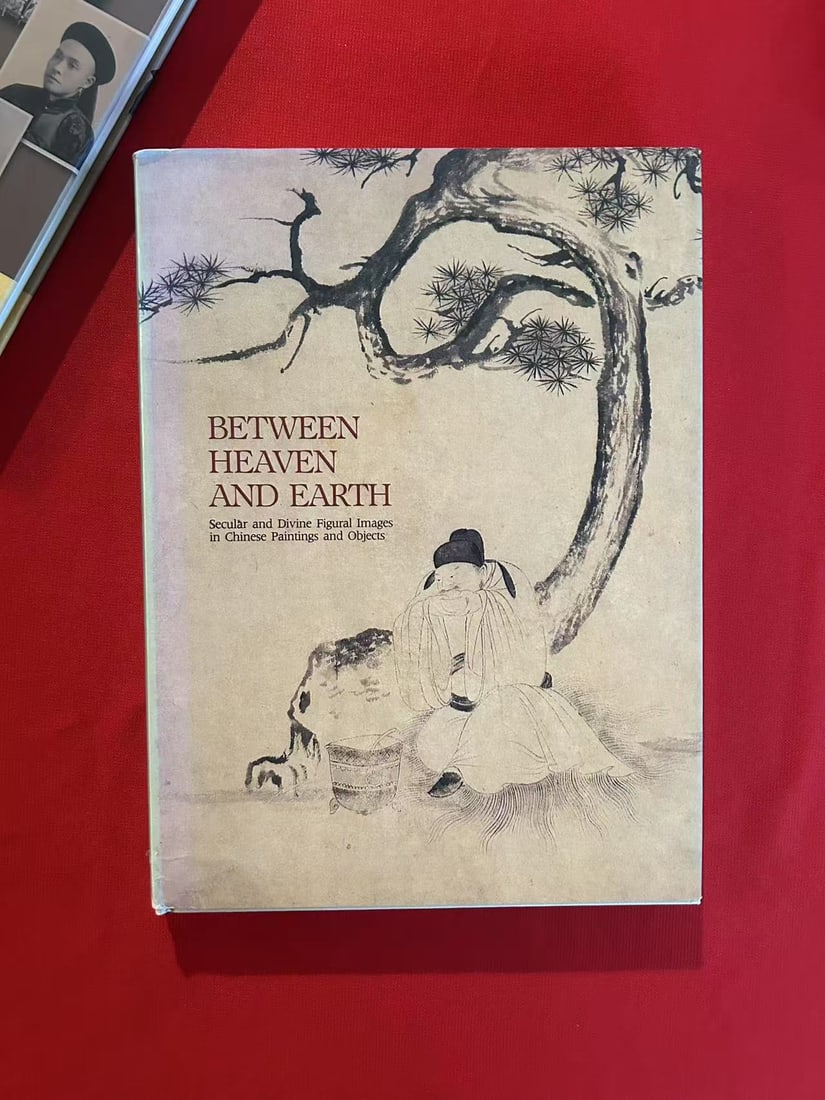 Sydney L Moss BETWEEN HEAVEN AND EARTH: Sydney L Moss BETWEEN HEAVEN AND EARTH ,Secular and Divine Fipural Imageines Chinese Paintings and Objects , hard cover and good condition!