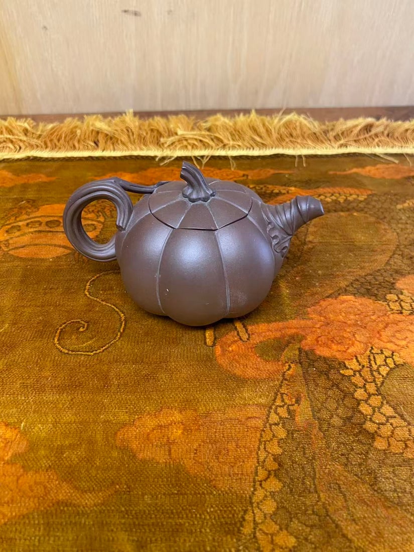 Private Collection of Chinese YIXING ZISHA , No 6: Private Collection of Chinese YIXING ZISHA , No 6, size H 2 1/4 in.