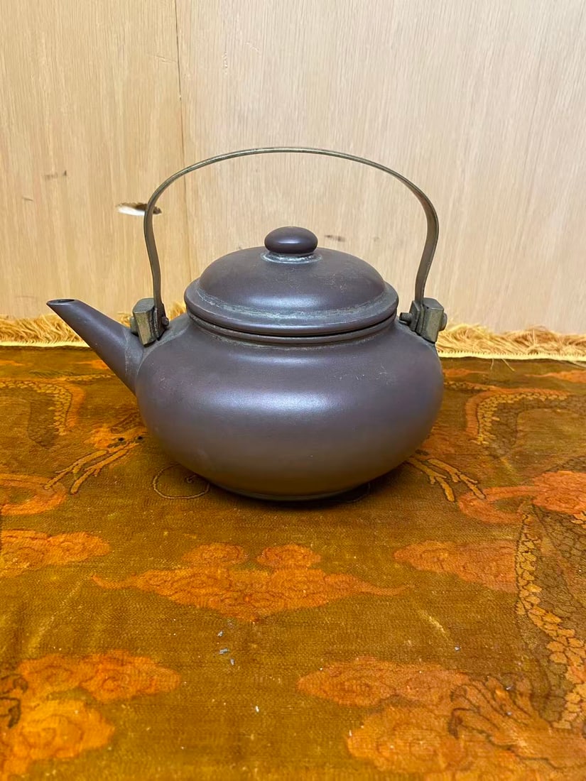 Private Collection of Chinese YIXING ZISHA , No 22: Private Collection of Chinese YIXING ZISHA , No 22 , size H 7 * L 8 in.