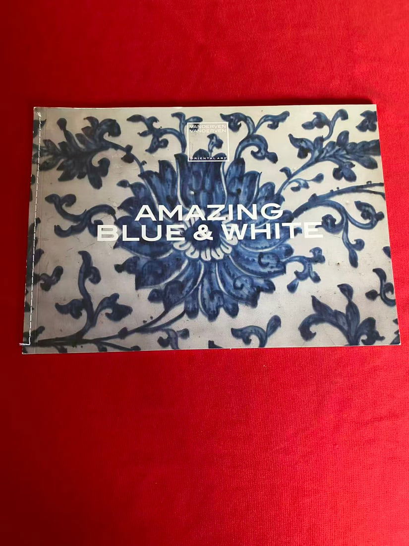 Amazing Blue & White: Amazing Blue & White , published in 2011 , good condition!