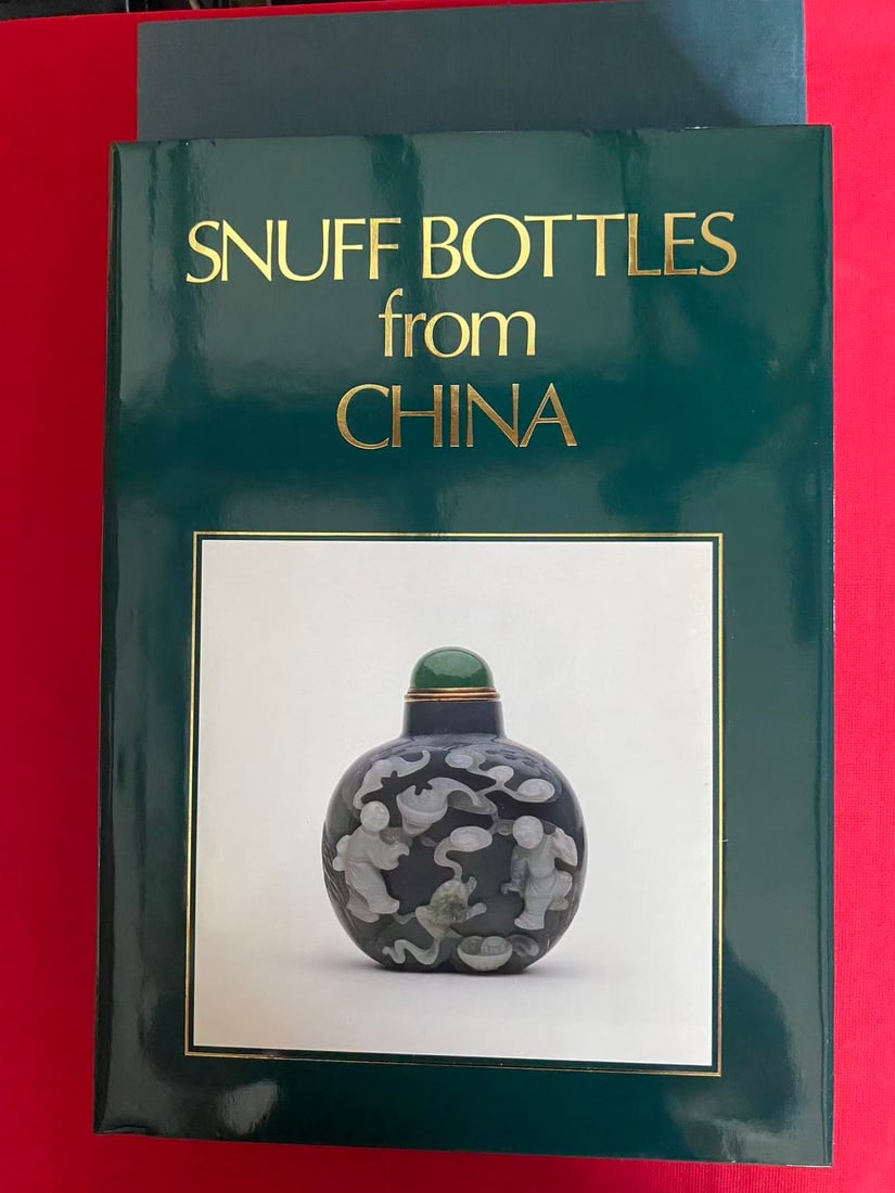 SNUFF BOTTLES from CHINA by The Victoria and Albert Musuem Collection: SNUFF BOTTLES from CHINA by The Victoria and Albert Musuem Collection , publihsed in 1992 , hard cover and including the slipbox, good condition!