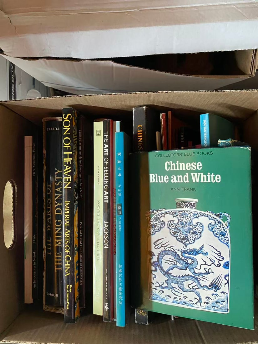 A box of books about Asian art: A box of books about Asian art, good condition!