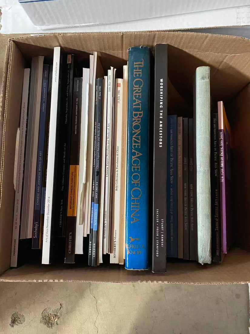 A box of books about Asian art: A box of books about Asian art, good condition!