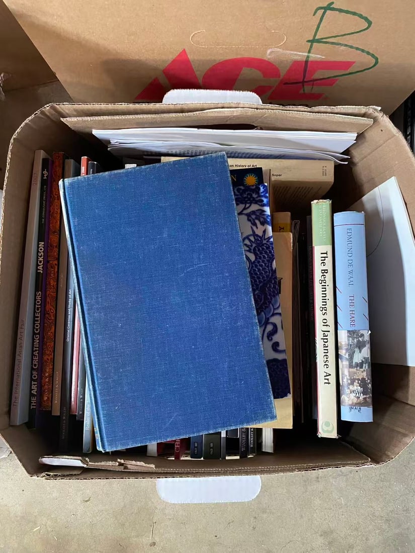 A box of books about Asian art: A box of books about Asian art, good condition!