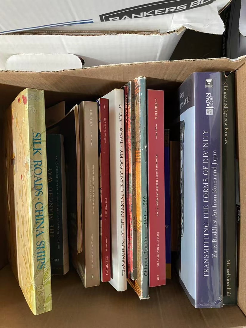 A box of books about Asian art: A box of books about Asian art, good condition!