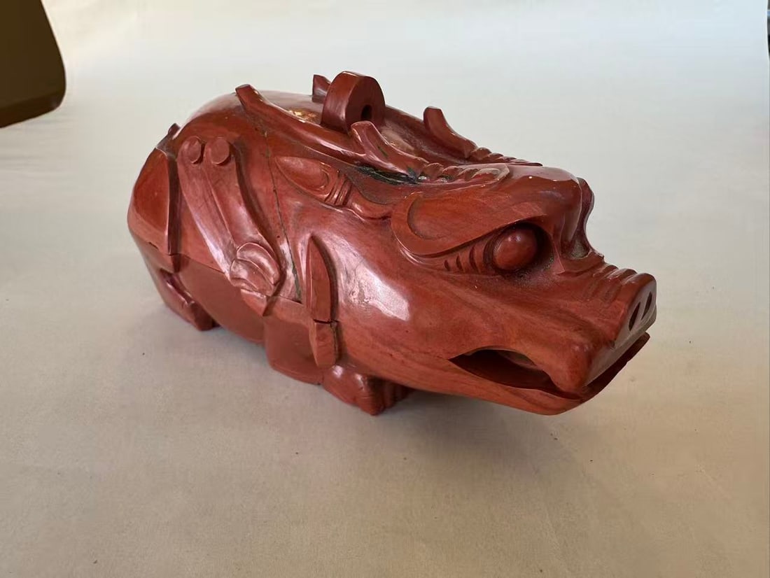 An Agate Covered Box with Mythical Beast Finial (1 of 6)