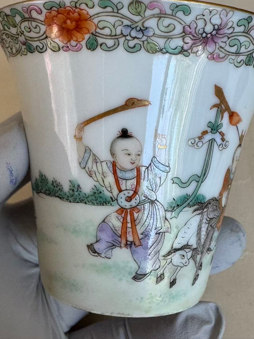A Pair of Republic Period Famille Rose 'Linzhi Chengxiang' Cups - 3