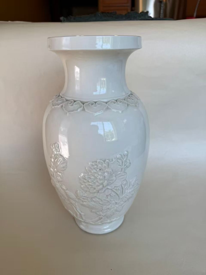 A White-Glazed Vase (1 of 5)