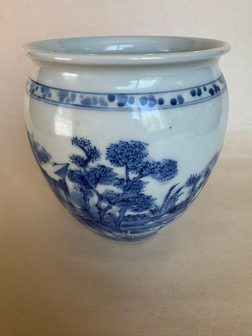 A blue and white desk jar, possibly dating to the Kangxi period, Qing dynasty (1 of 6)