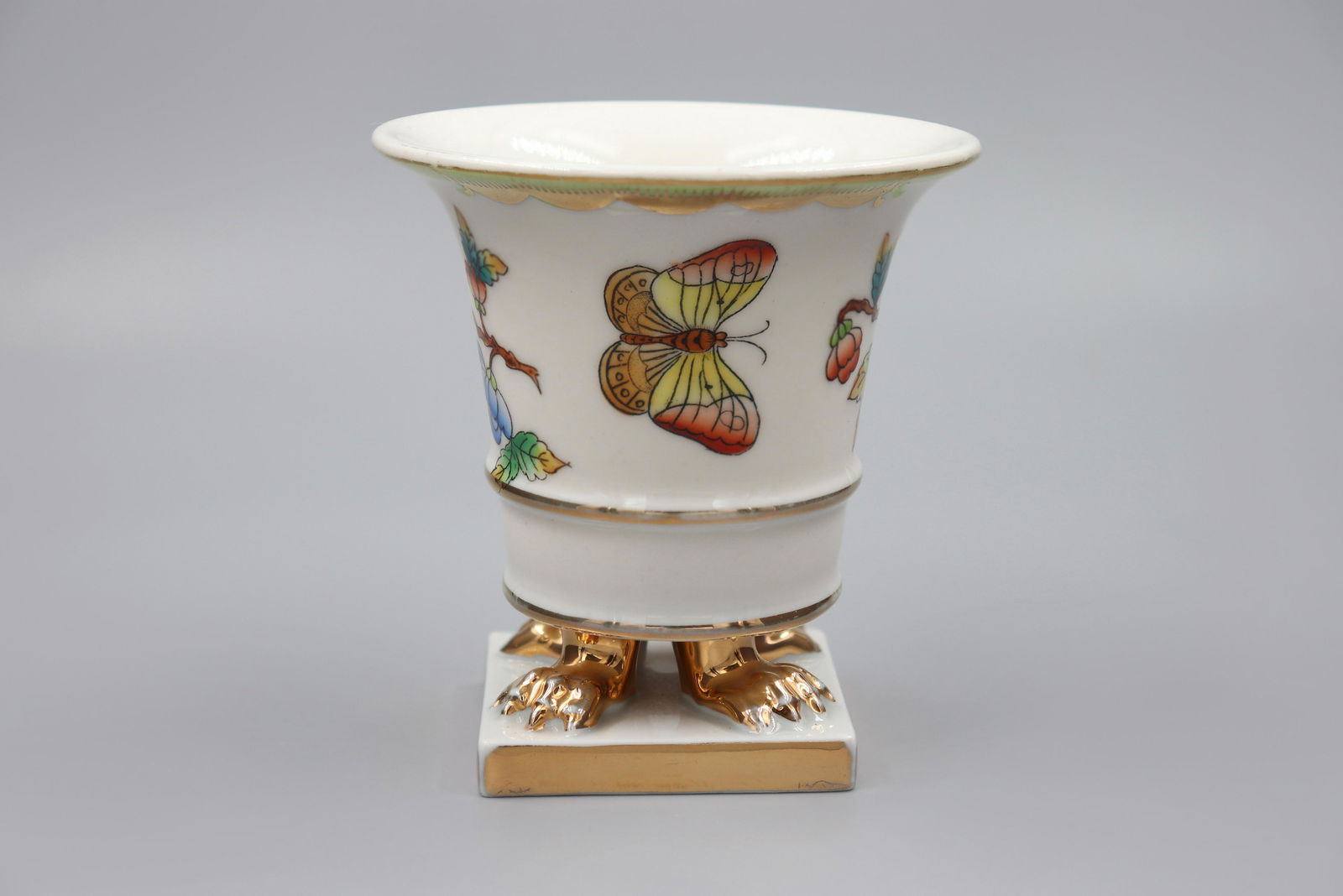 HEREND Porcelain Queen Victoria Claw Footed Vase (1 of 9)