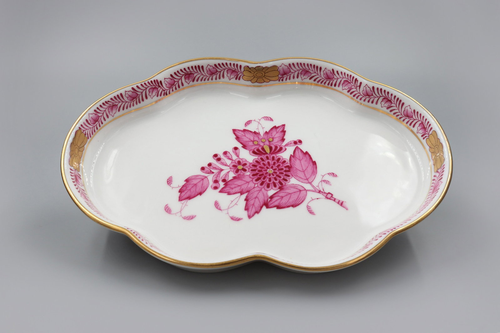 HEREND Pink Apponyi Patterned Serving Tray: Hungarian Herend Pink Apponyi Patterned Serving Tray Herend Chinese Bouquet/Apponyi pattern Pink design is a classical Apponyi pattern. Marked, signed and numbered to underside. Width: 13 cm (5.1") He