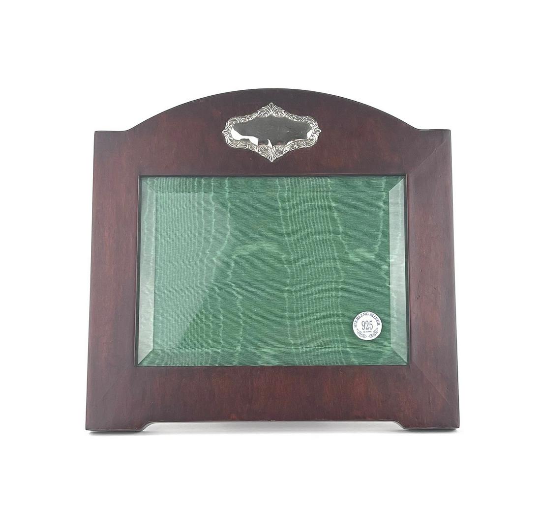 William George Wood Frame: William George wood frame with sterling silver in presentation box.***Please note Pick ups for this Auction must be made or arranged for to be made by August 12th***