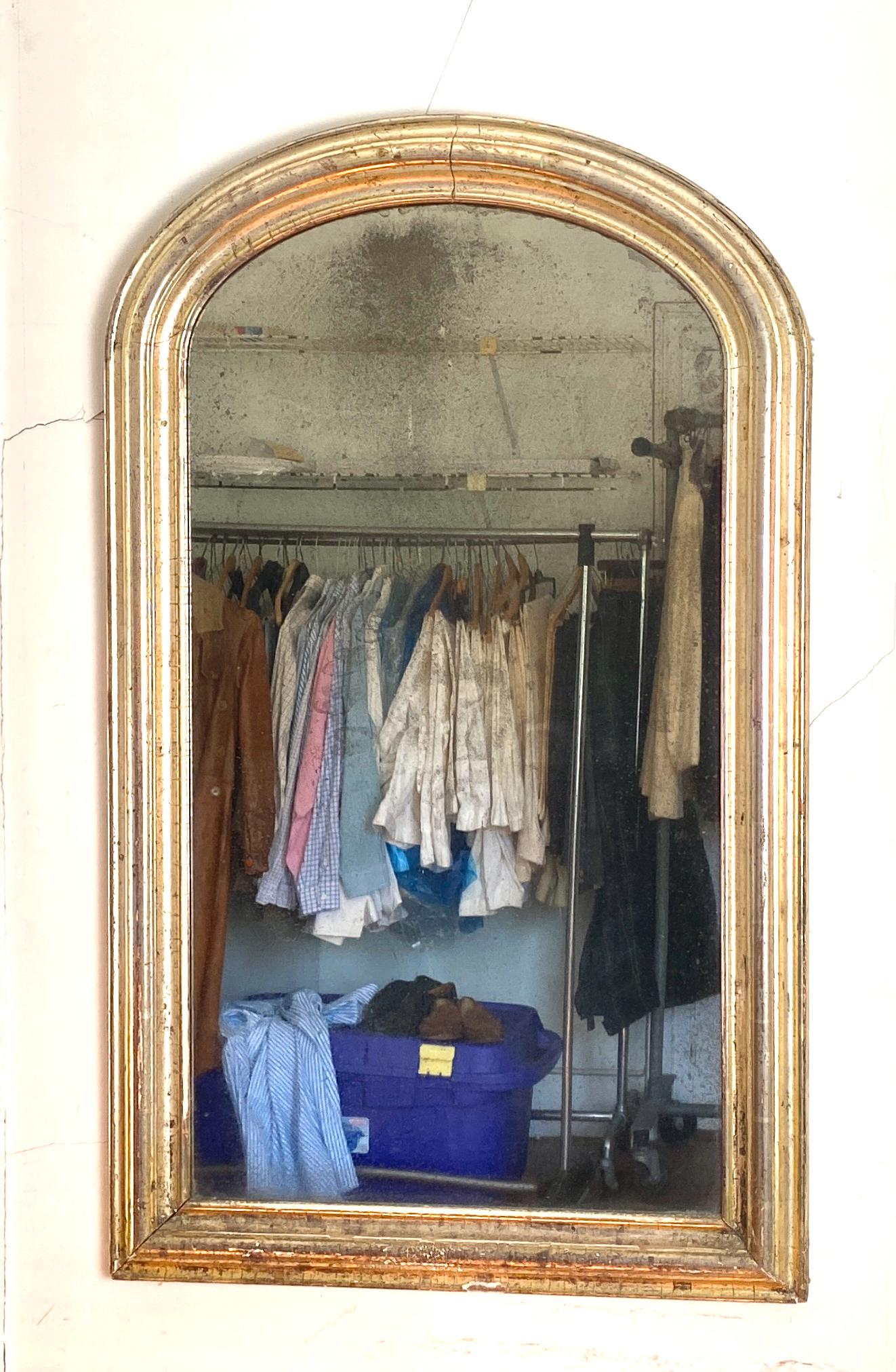 Antique Gold Rectangular Mirror with Curved Top: Beautiful gilt gold antique mirror. Classic design.***Please note Pick ups for this Auction must be made or arranged for to be made by August 12th***