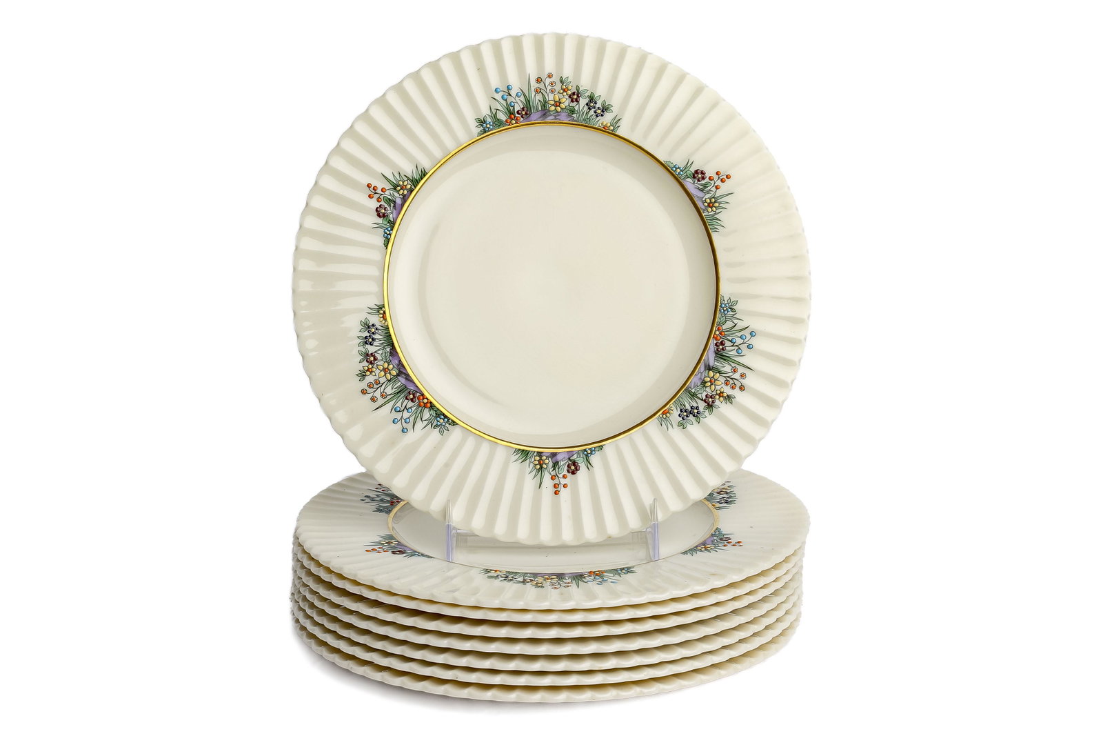 Set of (8) Lenox Rutledge Bone China Plates: LENOX RUTLEDGE PATTERN BONE CHINA, 8 PLATES Enamelled Flowers, gold verge & trim. Dimensions Width: 8 1/2” Depth: 8 1/2” Height: 1/2”