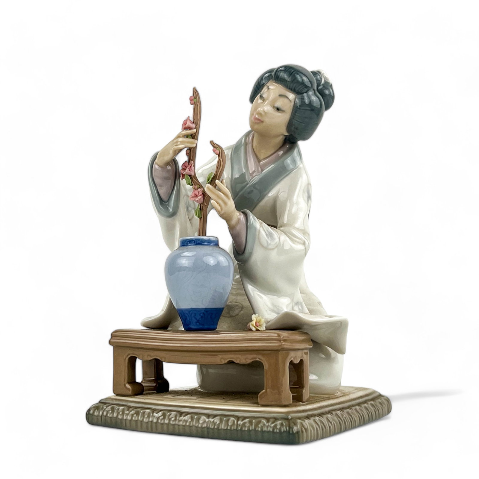 Lladro Porcelain Geisha Figurine: Measures