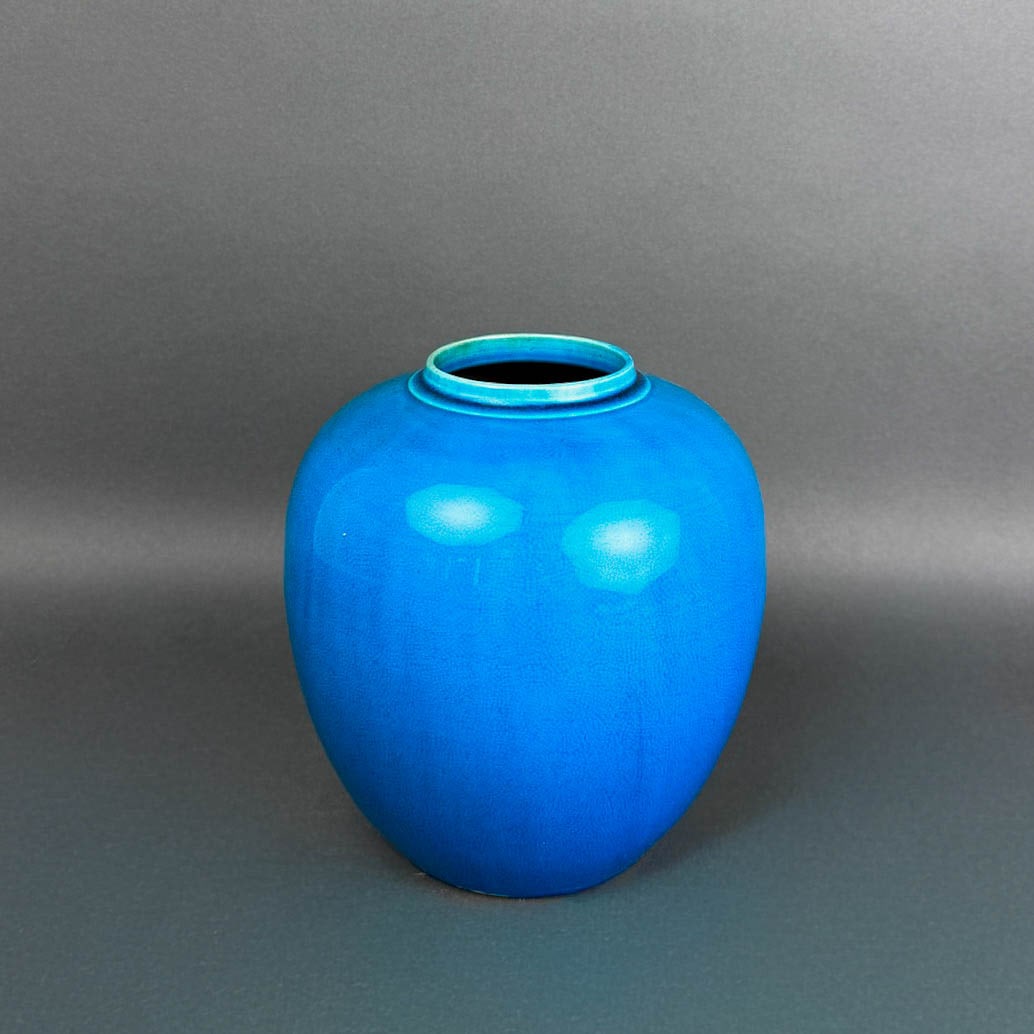 CHINESE PORCELAIN VASE IN TURQUOISE GLAZE: not stamped on bottom 7 1/4 X 6 1/2 dia