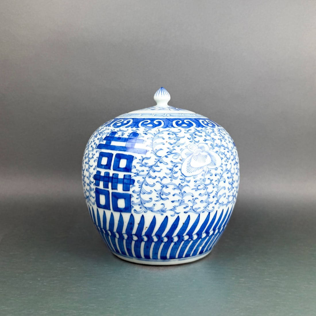 19th c. CHINESE PORCELAIN GINGER JAR: Antique Chinese Blue and white hand painted glaze on porcelain. 9" h x 8 1/4 dia