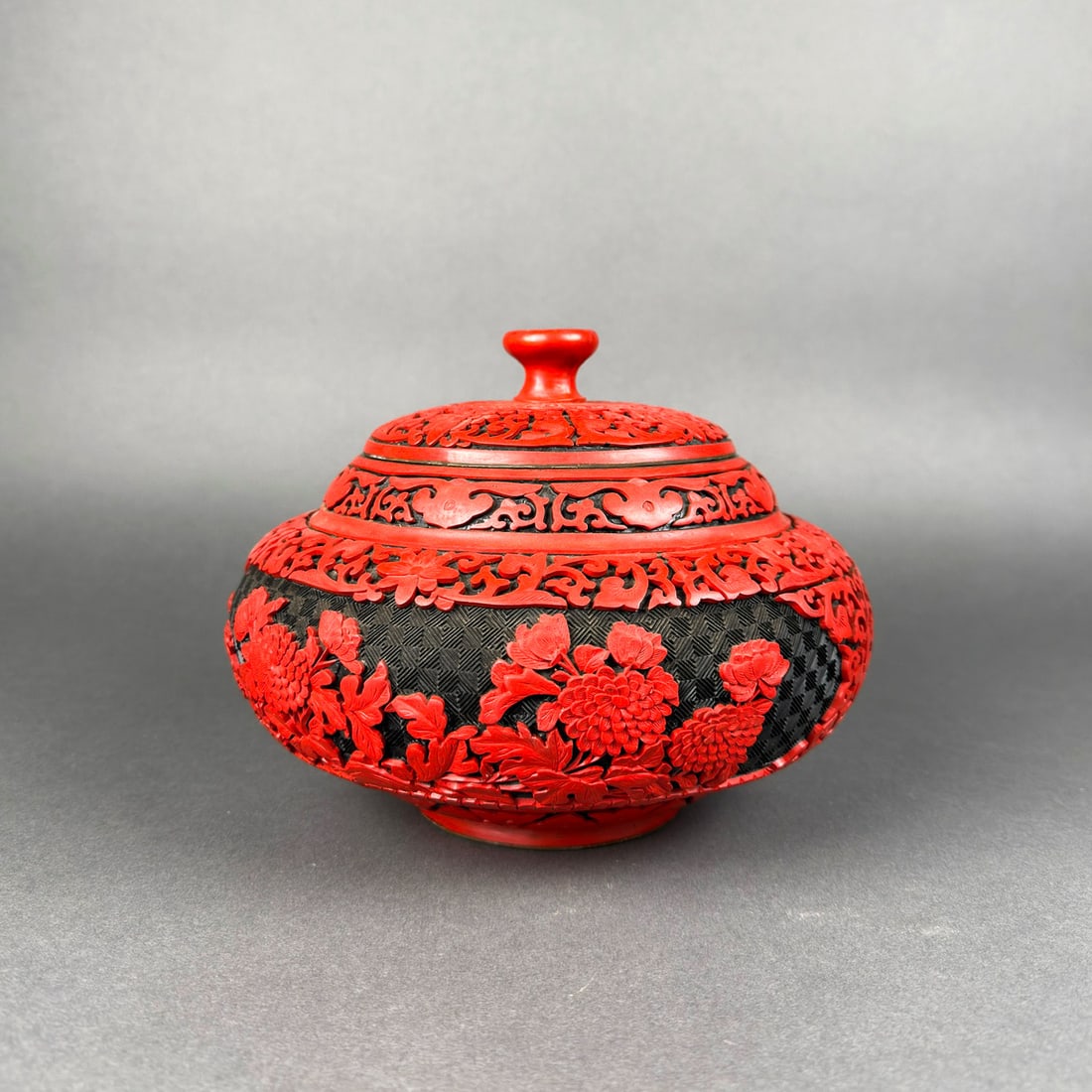 CHINESE CINNABAR and ENAMEL GINGER JAR: Chinese carved red and black cinnabar ginger jar with phenomenal blue porcelain enamel interior,