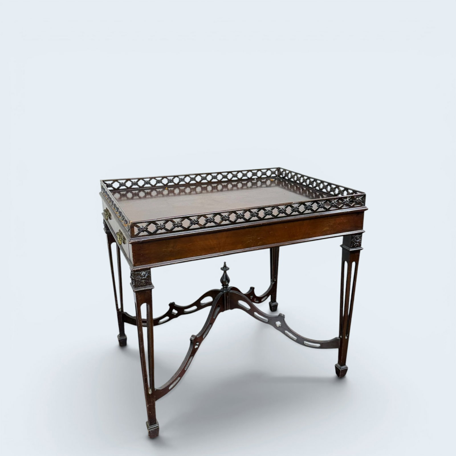 KINDEL CHIPPENDALE CARVED MAHOGANY TEA TABLE: 27" h, 29 1/2" w, 22 3/4" d