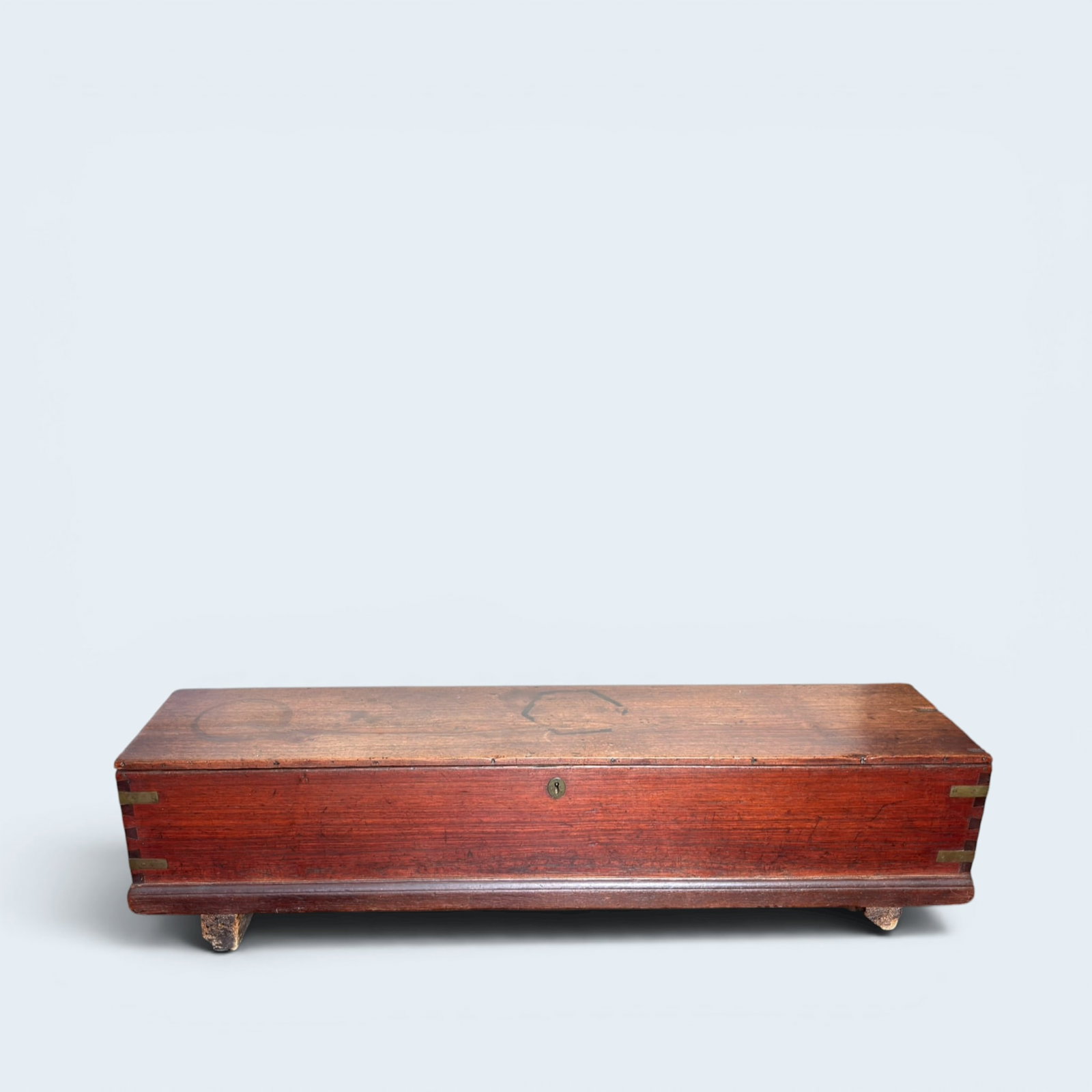 VICTORIAN ENGLISH UNDER BED STORAGE BOX: Long, low lift top wooden box on later added legs or feet, with brass and dovetail joinery. measures