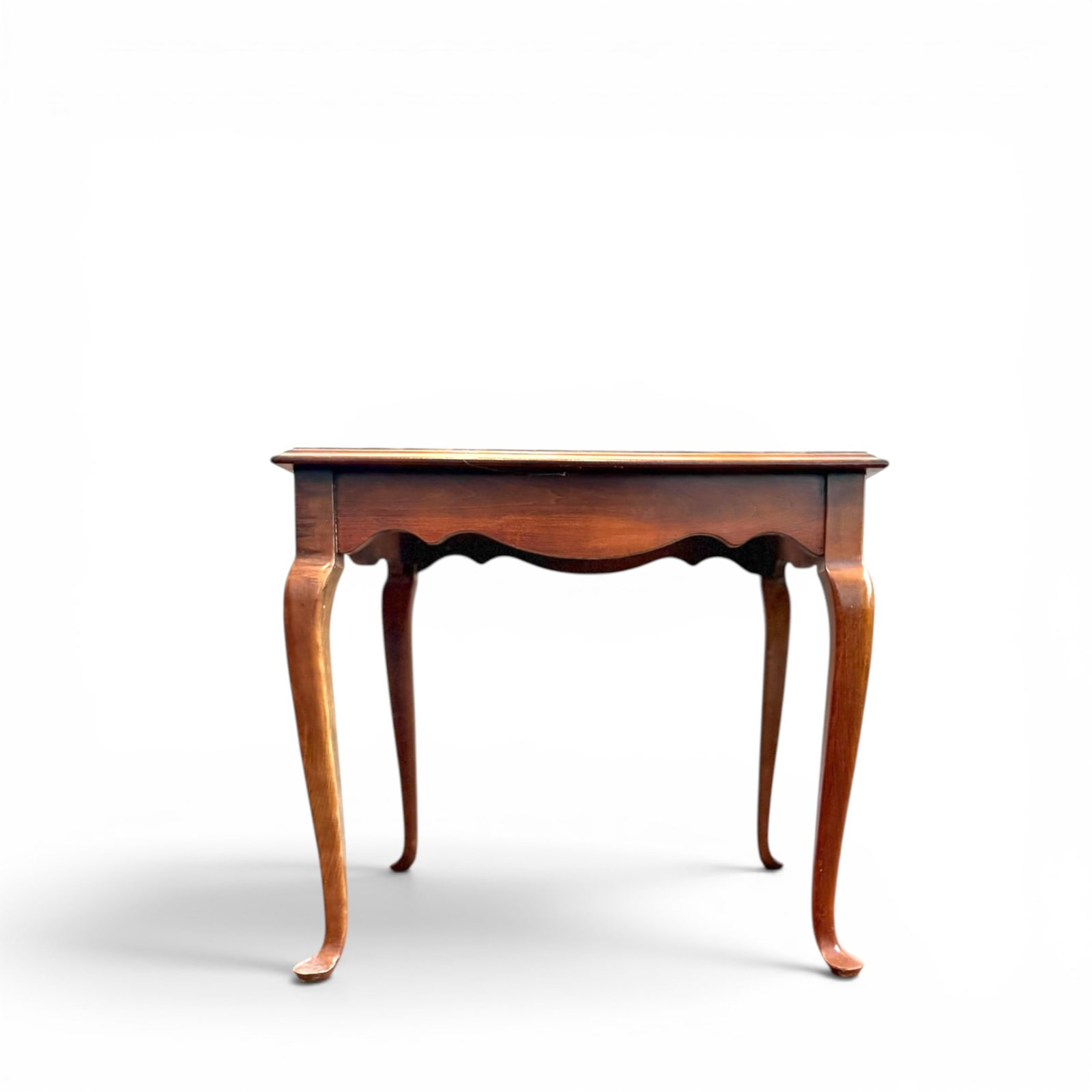 LANE FURNITURE QUEEN ANNE MAHOGANY SIDE TABLE: Vintage Mid Century Queen Anne style mahogany side table by Lane Furniture has well curved cabriole legs and scalloped apron. 24 h, 26 w, 20" d CM items with CM in description must be picked up by 9/2
