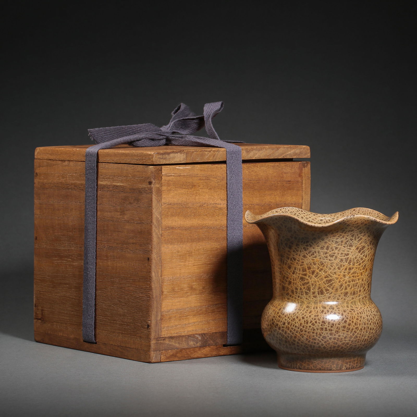 CHINESE SONG DYNASTY CELADON VASE (1 of 10)