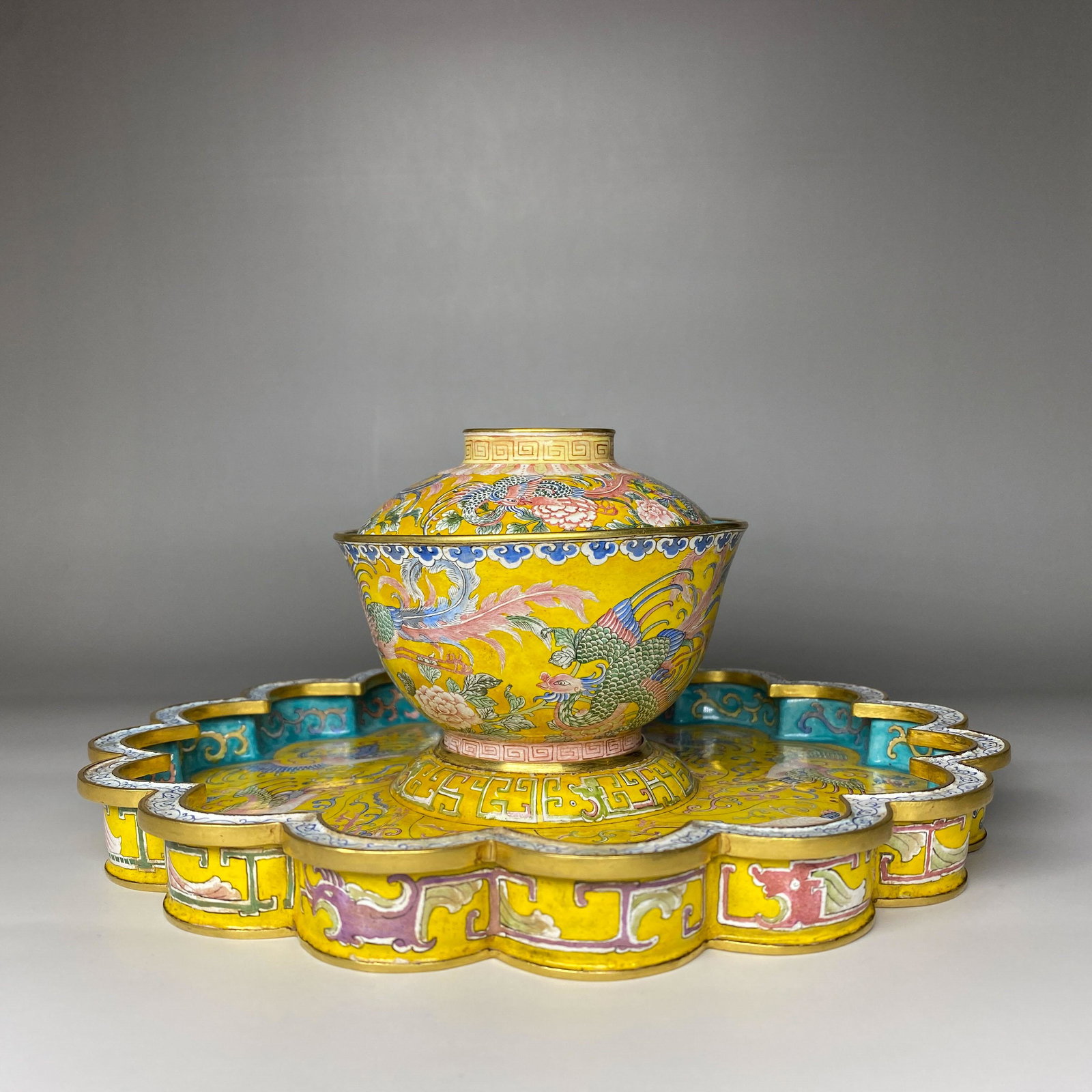 ENAMEL LID BOWL, QIANLONG PERIOD, QING DYNASTY, CHINA: ENAMEL LID BOWL, QIANLONG PERIOD, QING DYNASTY, CHINA; H. 9.8 cm.Diam. 23.2 cm.