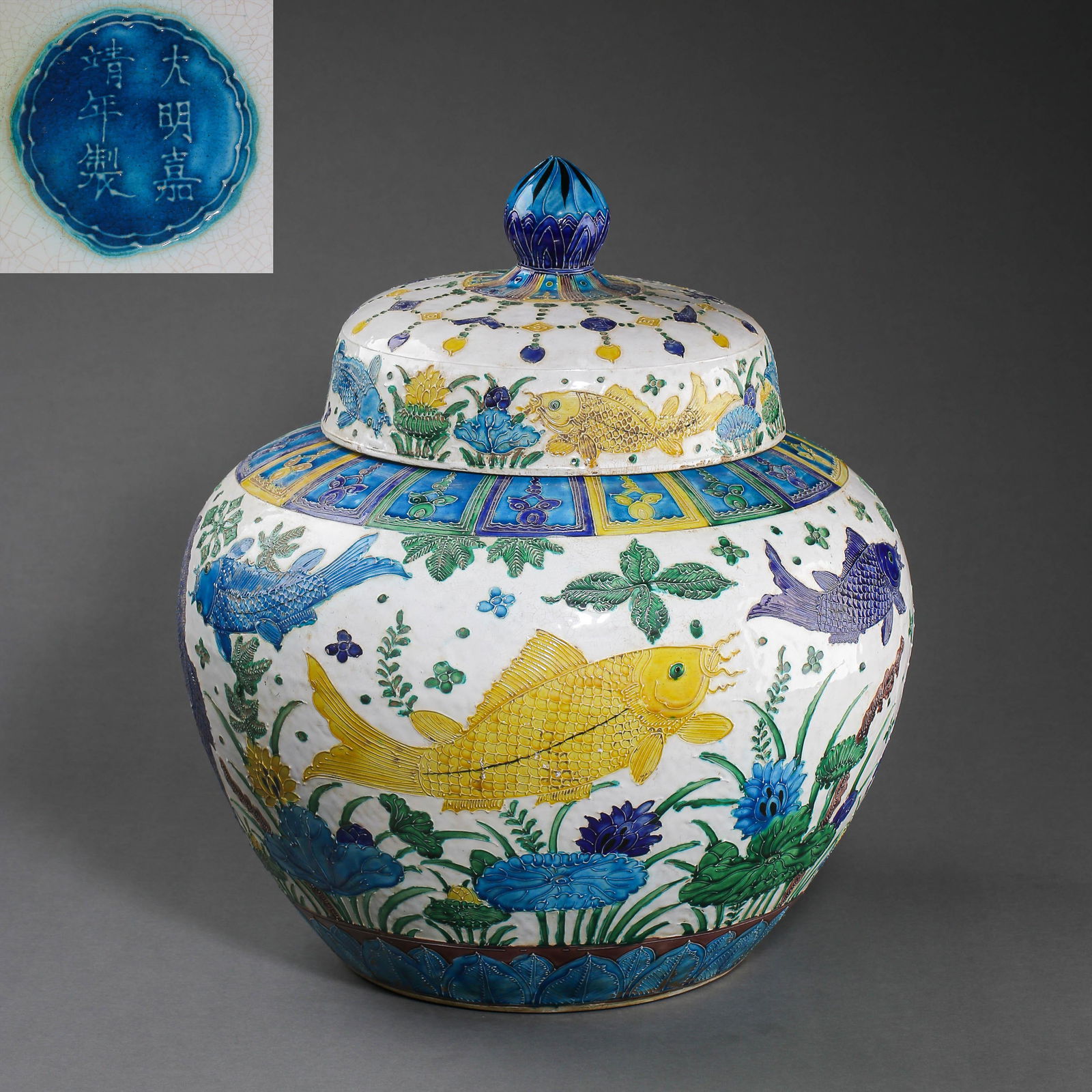 CHINESE MING DYNASTY JIAJING PERIOD FLOWER PATTERN LID (1 of 15)