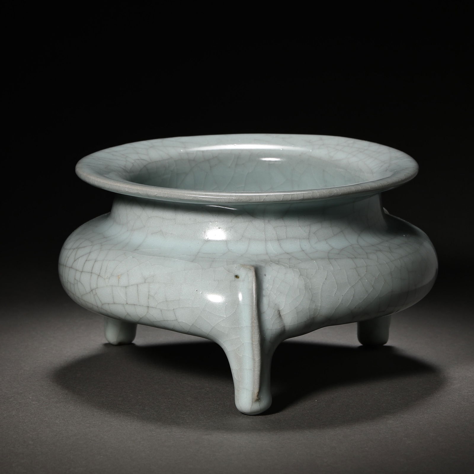 CHINESE SONG DYNASTY OFFICIAL WARE CELADON THREE-LEGGED STOVE (1 of 8)