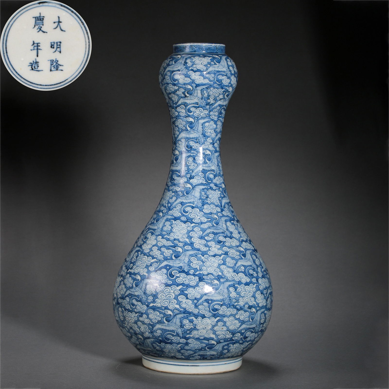 CHINESE MING DYNASTY BLUE AND WHITE GARLIC HEAD BOTTLE (1 of 10)