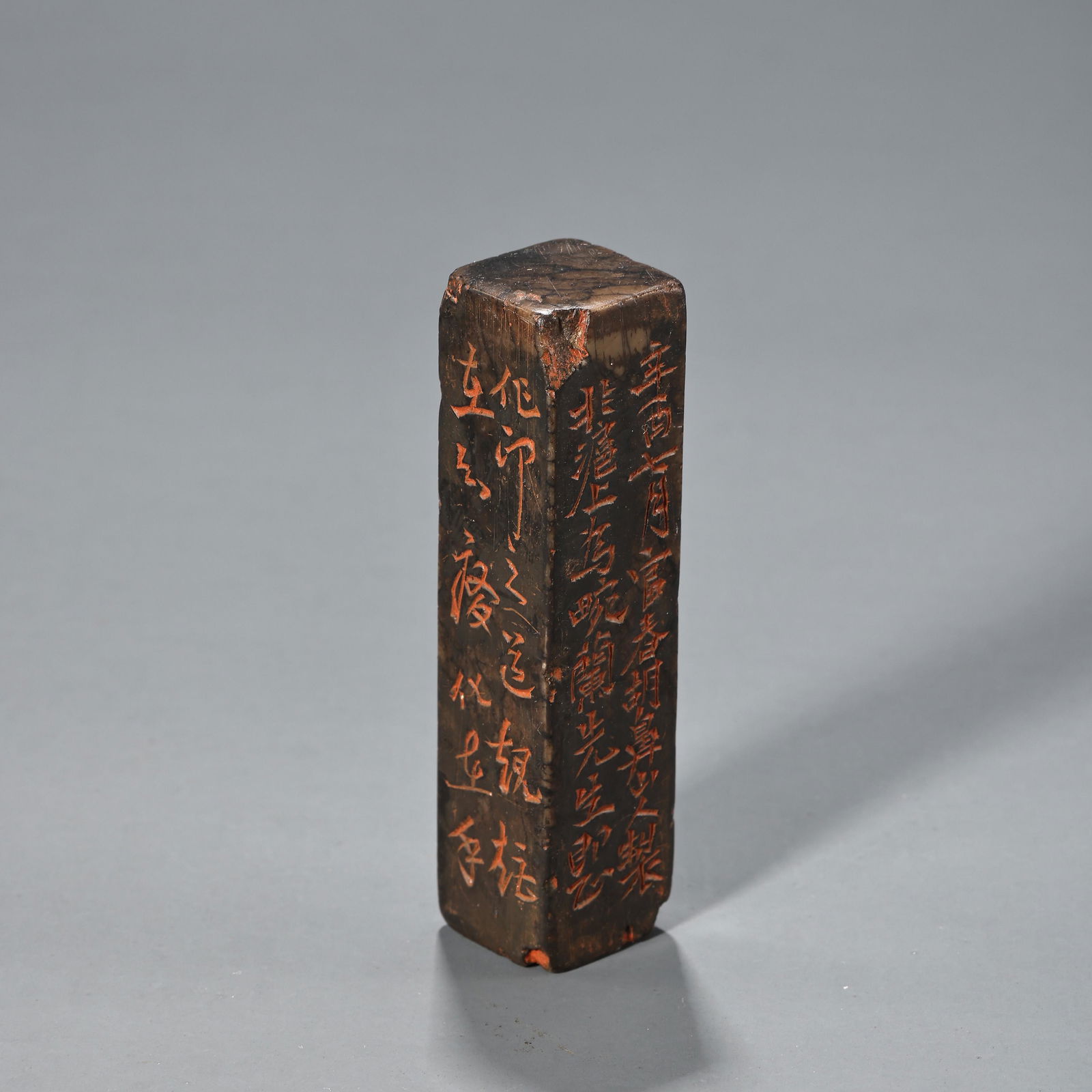CHINESE QING DYNASTY SHOUSHAN STONE SEAL: CHINESE QING DYNASTY SHOUSHAN STONE SEAL H. 8 cm. W. 2 cm. Weight 87 gram.