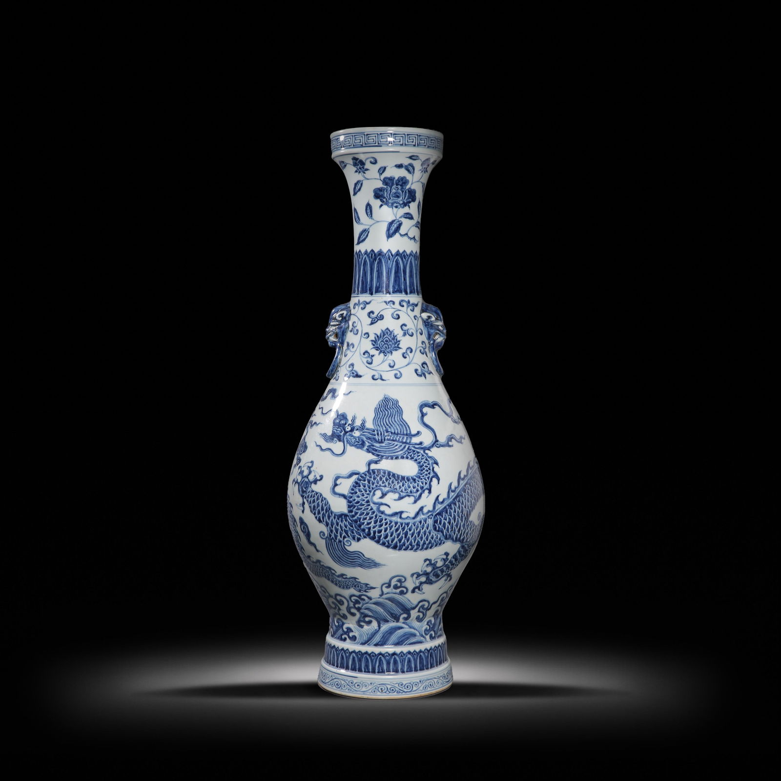 CHINESE MING DYNASTY BLUE AND WHITE DRAGON PATTERN AMPHORA LONG-NECKED BOTTLE (1 of 8)