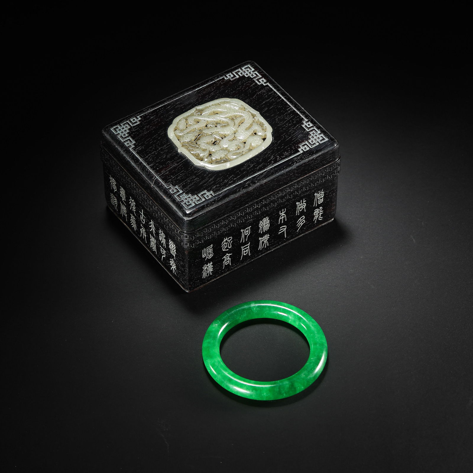 CHINESE QING DYNASTY JADE BRACELET (1 of 19)