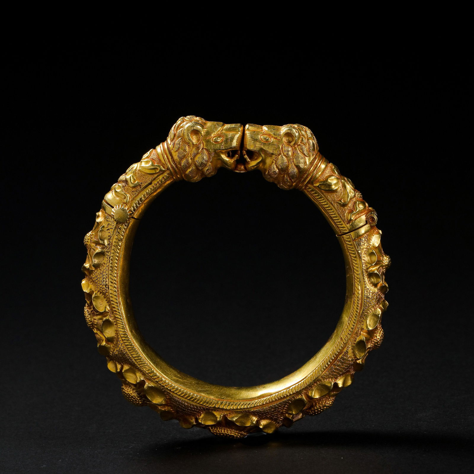 WEST ASIAN PURE GOLD BRACELET: WEST ASIAN PURE GOLD BRACELET Diam. 8.5 cm. Weight 43 gram.