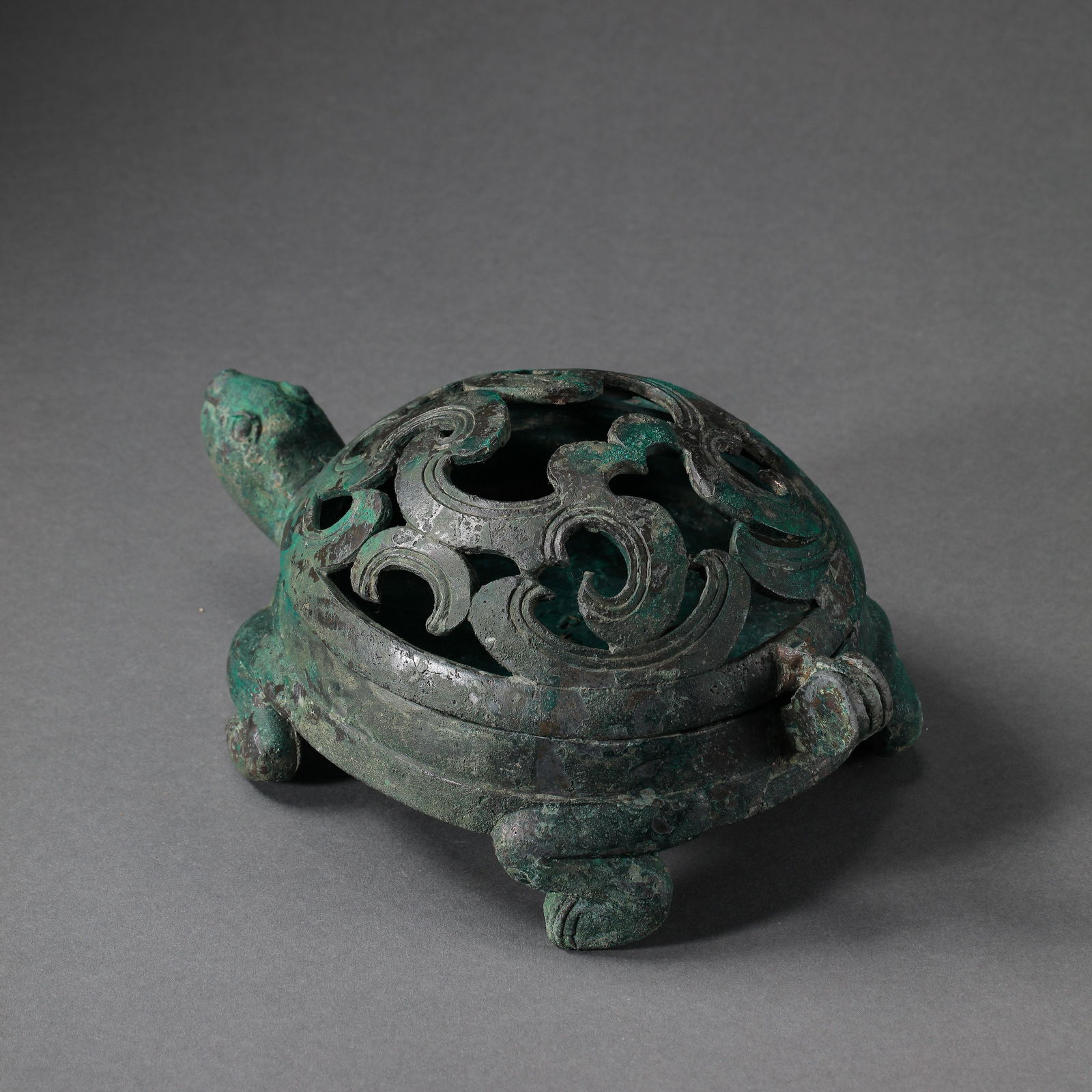 BRONZE INCENSE BURNER, WARRING STATES PERIOD OR HAN DYNASTIES: BRONZE INCENSE BURNER, WARRING STATES PERIOD OR HAN DYNASTIES H. 9 cm. L. 20.5 cm. Weight 1681 gram.