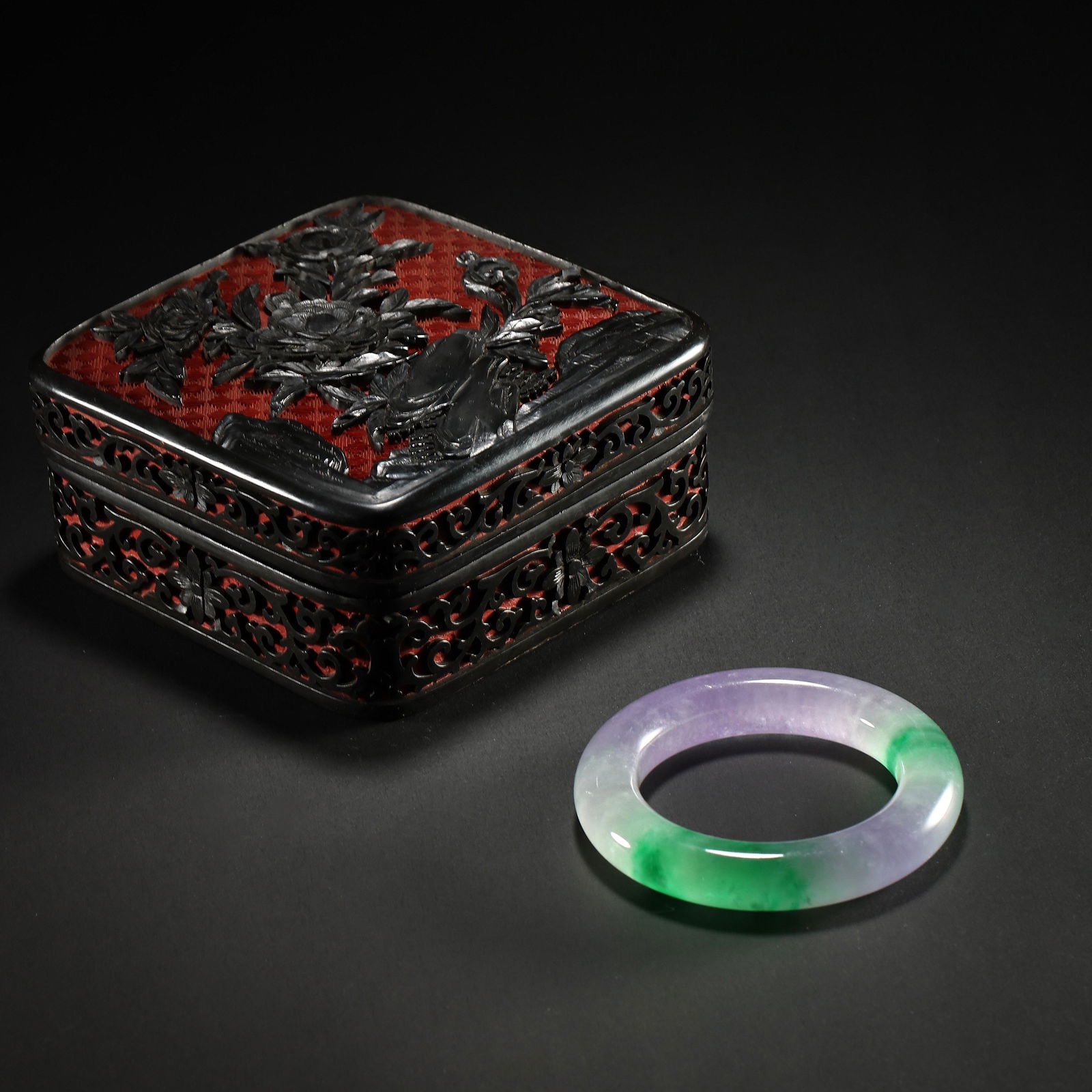 CHINESE QING DYNASTY JADE BRACELET (1 of 11)