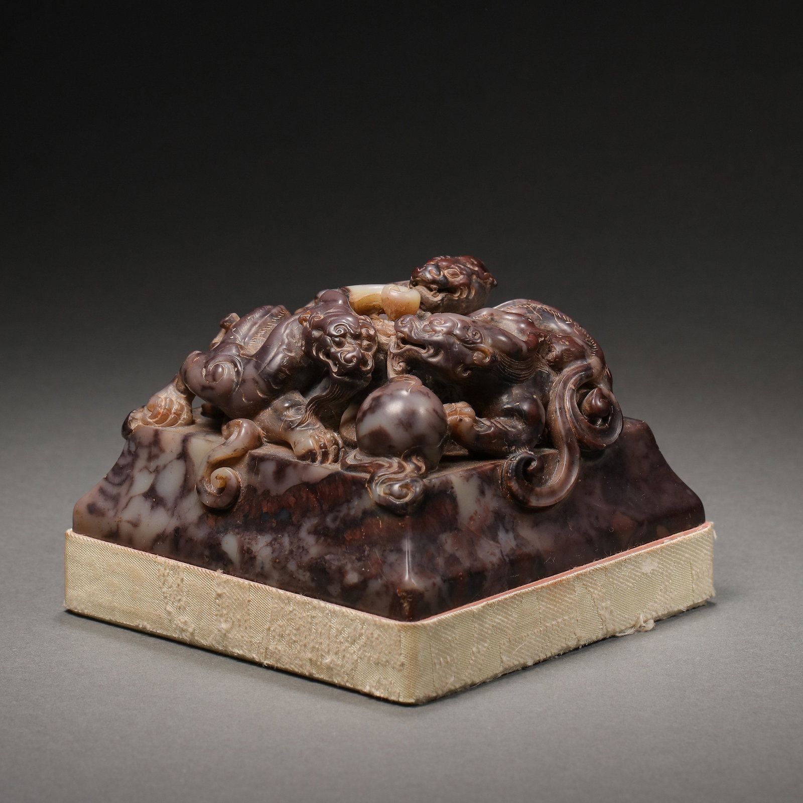 CHINESE QING DYNASTY HETIAN JADE SEAL: CHINESE QING DYNASTY HETIAN JADE SEAL H. 7.5 cm. W. 9.5 cm. Weight 1052 gram.