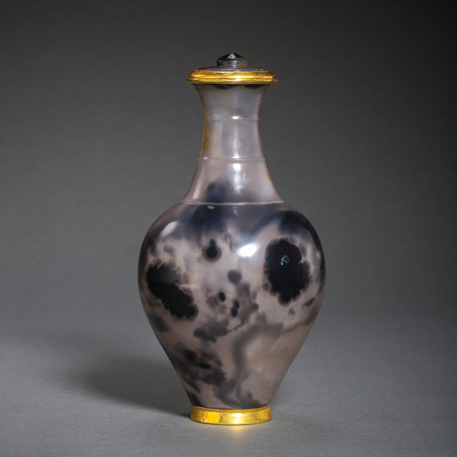 CHINESE LIAO DYNASTY AGATE BOTTLE: CHINESE LIAO DYNASTY AGATE BOTTLE H. 19 cm. Weight 379 gram.