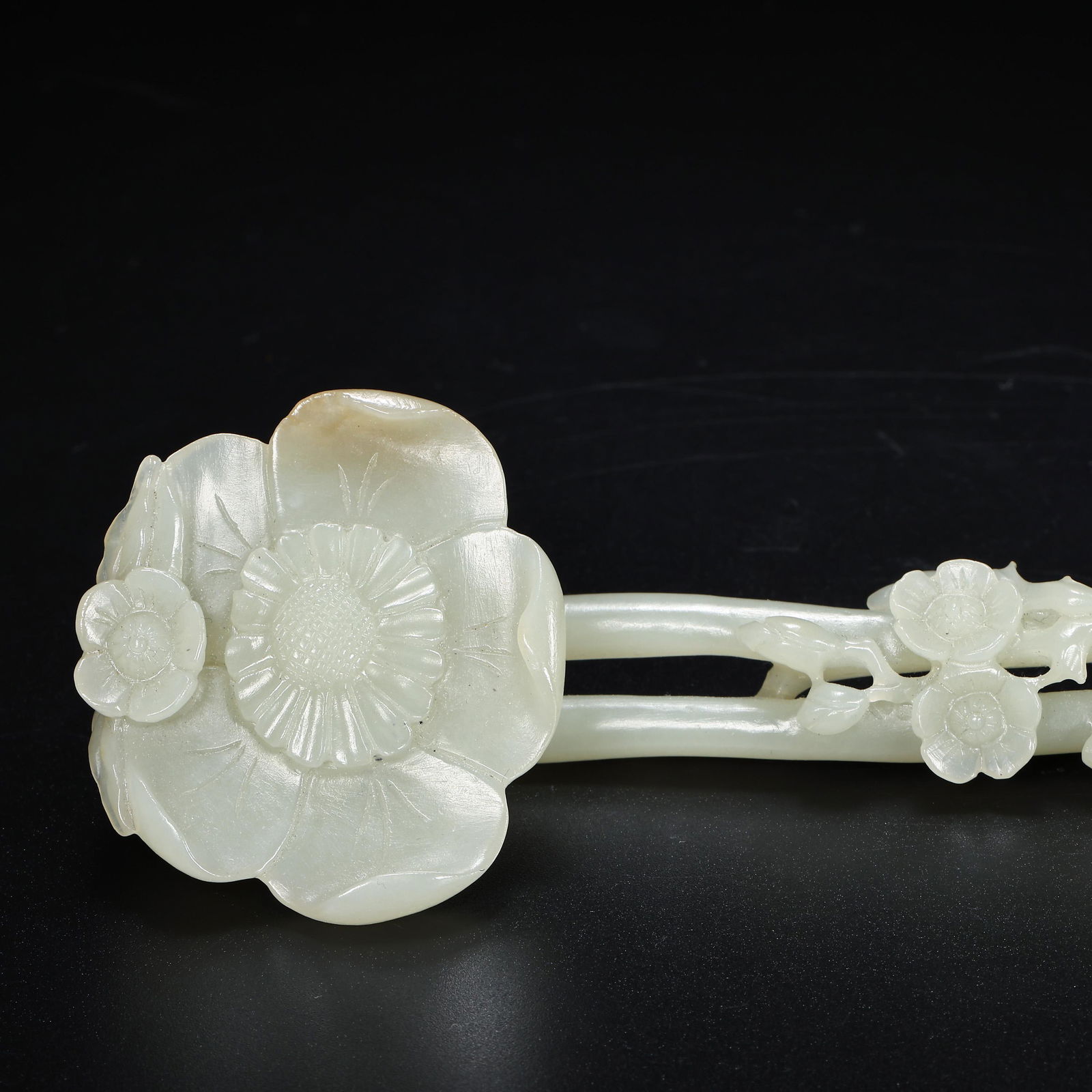 CHINESE QING DYNASTY HETIAN JADE RUYI: CHINESE QING DYNASTY HETIAN JADE RUYI ; L. 20 cm. Weight 94 gram.