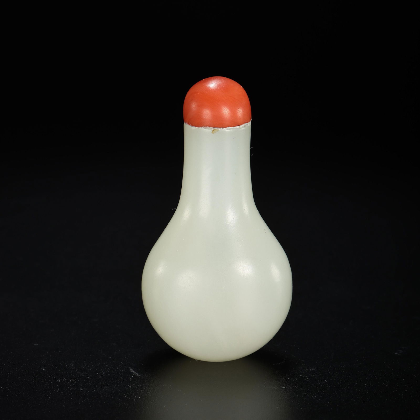 CHINESE QING DYNASTY HETIAN JADE SNUFF BOTTLE: CHINESE QING DYNASTY HETIAN JADE SNUFF BOTTLE ; H. 6.6 cm. W. 3.5 cm. Weight 49 gram.
