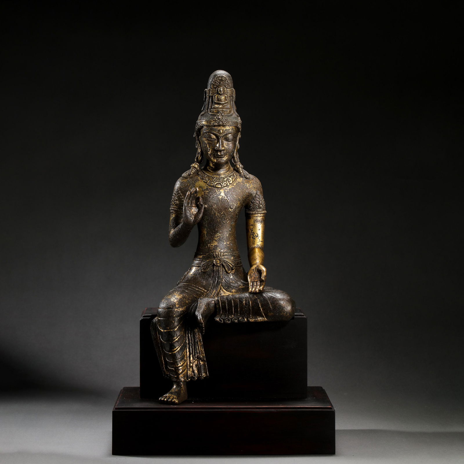 CHINESE MING DYNASTY GILT BRONZE BUDDHA SITTING STATUE (1 of 12)