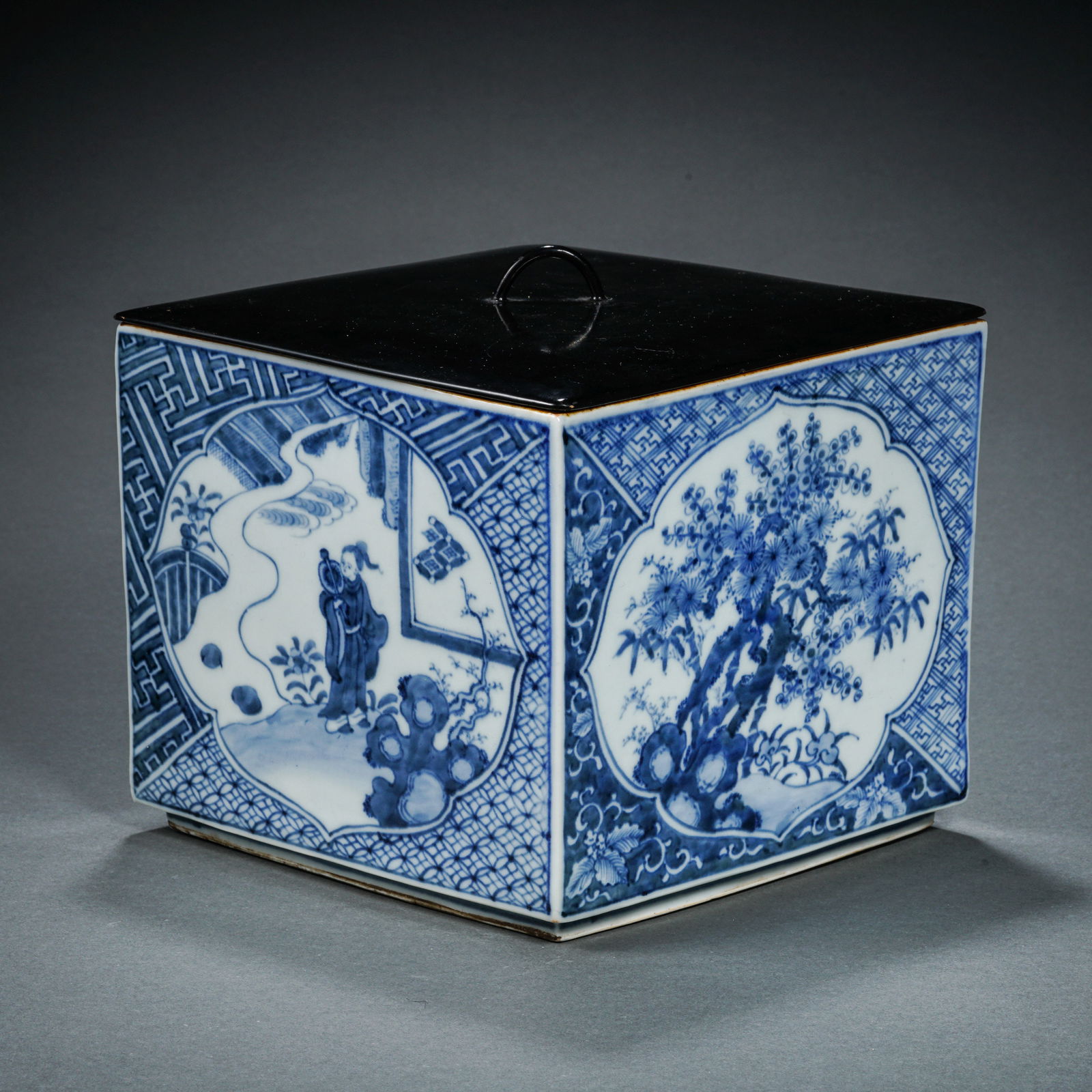 CHINESE QING DYNASTY BLUE AND WHITE CHARACTER STORY PATTERN BRUSH HOLDER (1 of 12)