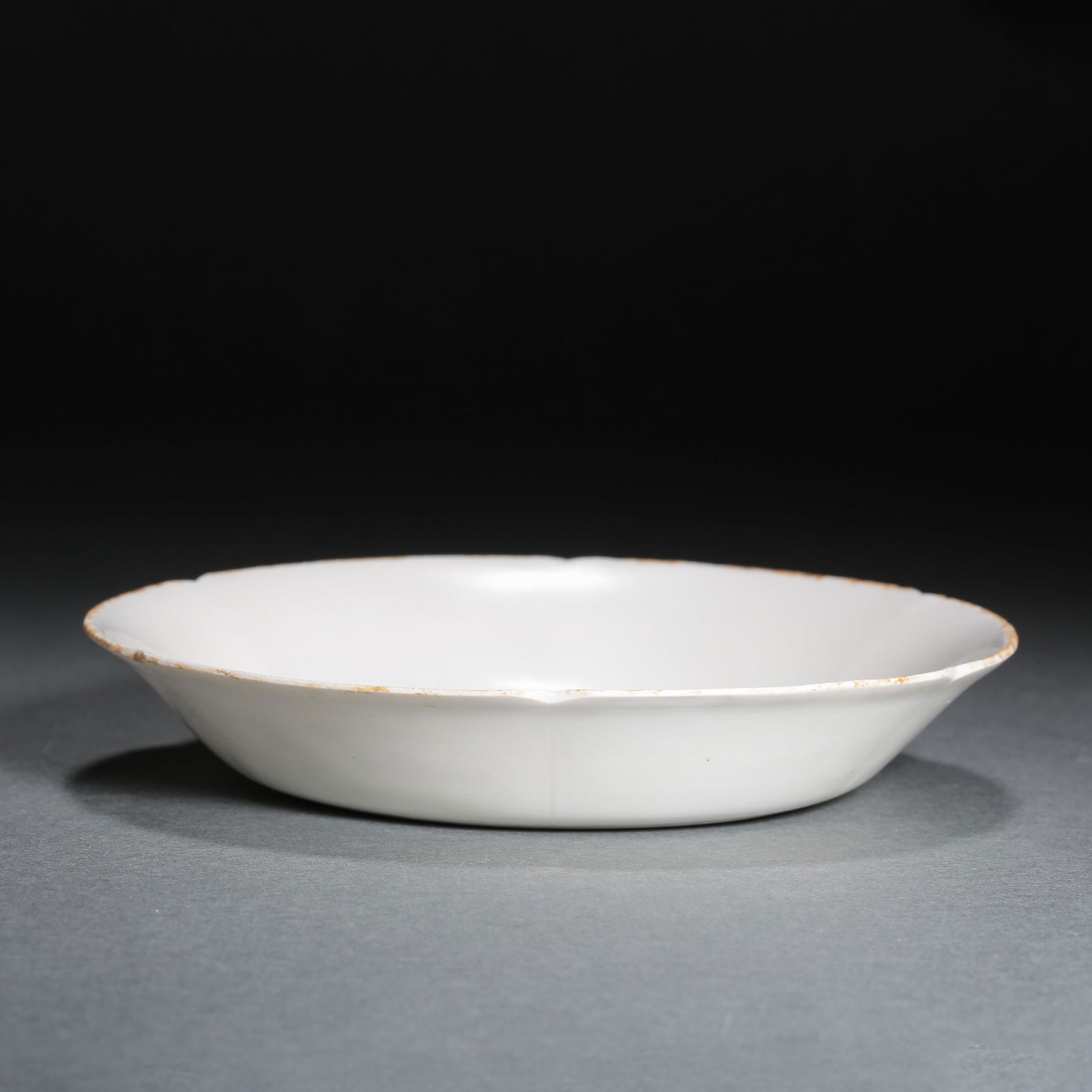 CHINESE SONG DYNASTY DING WARE WHITE PORCELAIN FLOWER MOUTH PLATE (1 of 9)