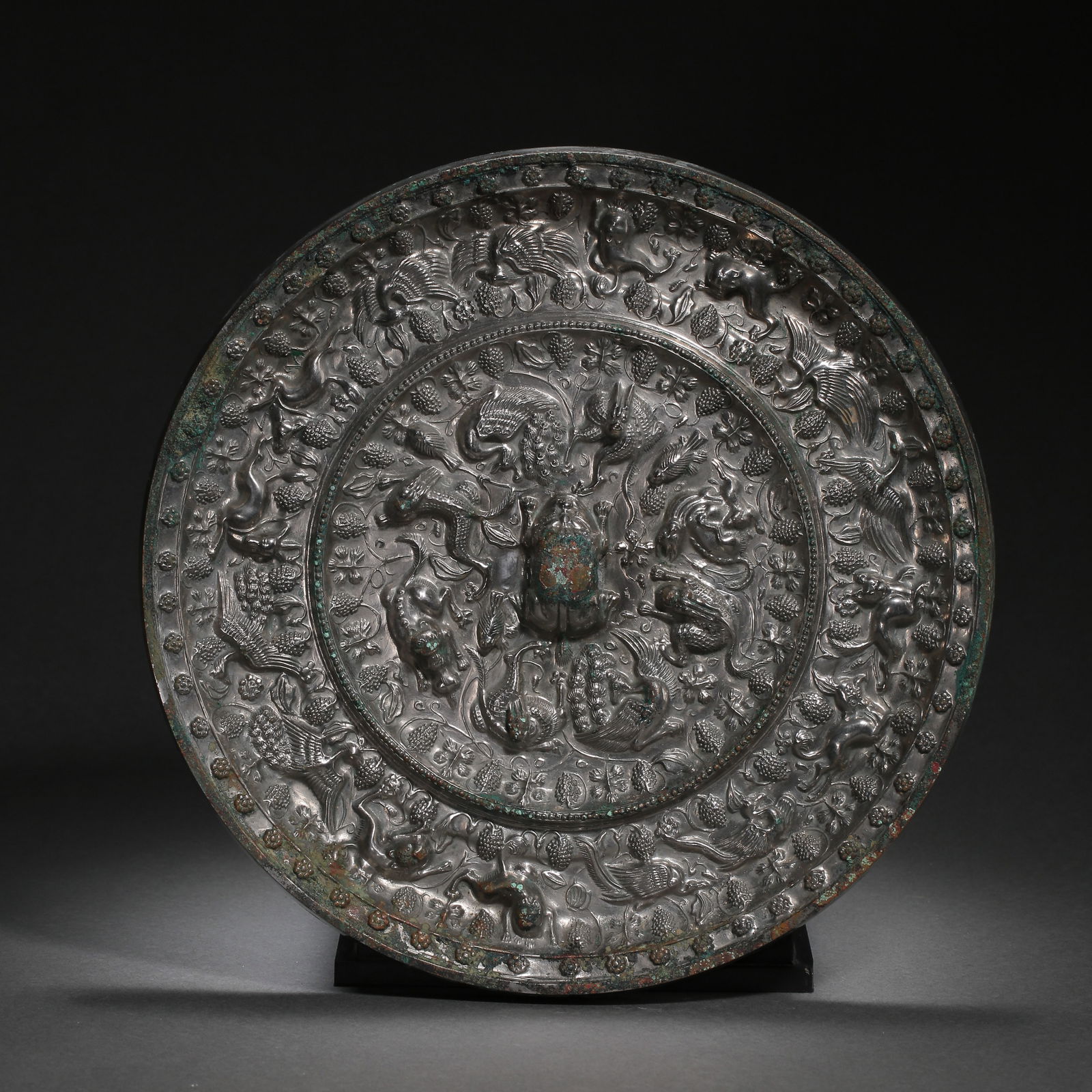 China's Tang Dynasty sea beast grape pattern bronze mirror (1 of 9)